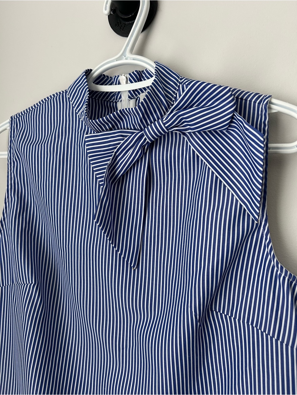 Lili Sidonio Sleeveless Pinstripe Bow Neck Top - Picture 3 of 6